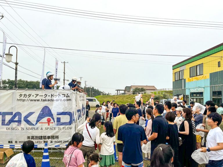 新潟築縁会の餅まきの様子